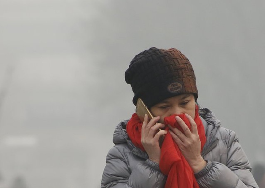 
Một phụ nữ che miệng và mũi giữa ngày ô nhiễm nặng ở Bắc Kinh hồi cuối tháng 11-2015. Ảnh: REUTERS
