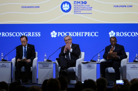 Tổng Thư ký Liên Hiệp Quốc Ban Ki-moon (trái) và Chủ tịch EC Jean-Claude Juncker (giữa) tại Diễn đàn Kinh tế Quốc tế St. Petersburg hôm 16-6Ảnh: Reuters