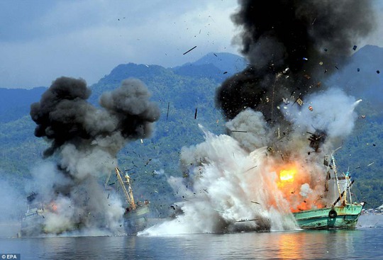 Indonesia từng nhiều lần đánh chìm tàu cá nước ngoài đánh bắt trái phép Ảnh: EPA