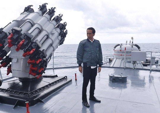 Tổng thống Indonesia Joko Widodo trên tàu chiến KRI Imam Bonjol hôm 23-6 Ảnh: Reuters