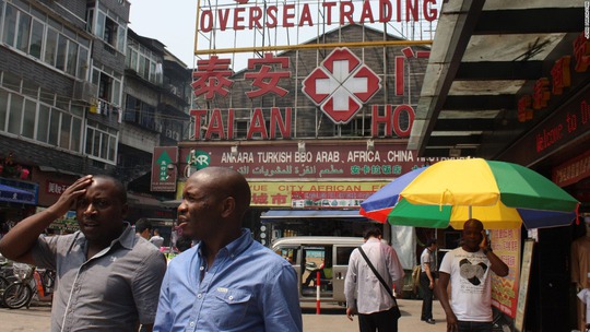 Người châu Phi trên đường phố Quảng Châu Ảnh: CNN