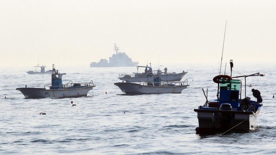Tàu cá Trung Quốc đánh bắt trái phép trong vùng biển Hàn Quốc Ảnh: SCMP