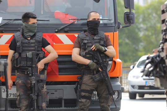Lực lượng cảnh sát đặc nhiệm đứng gác trước Học viện Không quân ở TP Istanbul ngày 18-7 Ảnh: REUTERS