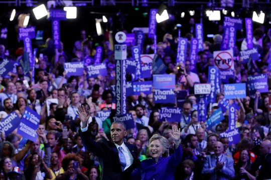 Tổng thống Mỹ Barack Obama và bà Hillary Clinton vẫy tay chào người ủng hộ tại đại hội Đảng Dân chủ hôm 27-7 Ảnh: Reuters