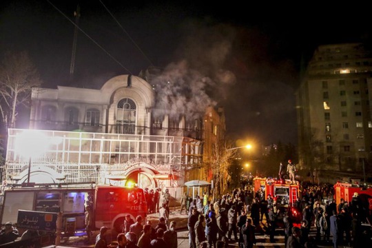 Một phần tòa nhà Đại sứ quán Ả Rập Saudi ở thủ đô Tehran - Iran bị cháy hôm 3-1Ảnh: AP