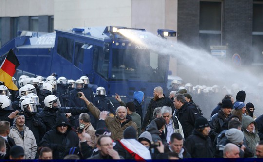 
Cảnh sát xịt vòi rồng giải tán người biểu tình ở TP Cologne hôm 9-1. Ảnh: REUTERS
