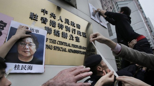 Người dân Hồng Kông biểu tình đòi làm rõ vụ mất tích của 5 người thuộc nhà xuất bản Mighty Current Ảnh: AP