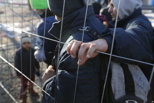Người di cư mắc kẹt đang tại biên giới Áo – Slovenia Ảnh: AP