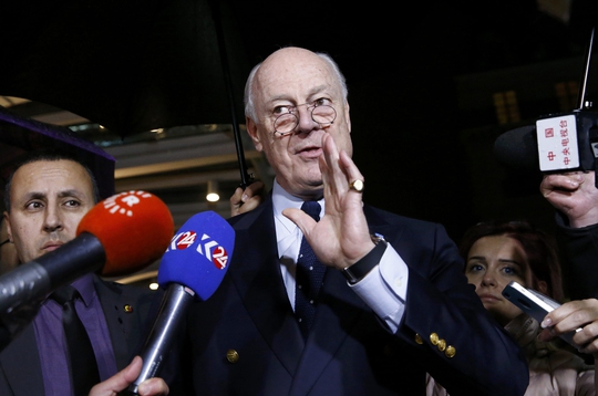 Ông Staffan de Mistura (giữa) tại cuộc họp báo ở Geneva hôm 3-2 Ảnh: REUTERS