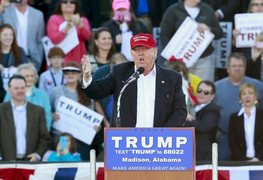 Tỉ phú Donald Trump tại một cuộc tuần hành ở TP Madison, bang Alabama hôm 28-2 Ảnh: REUTERS