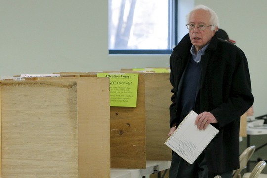 Thượng nghị sĩ Bernie Sanders bỏ phiếu tại cuộc bầu cử sơ bộ ở TP Burlington, bang Vermont hôm 1-3 Ảnh: Reuters