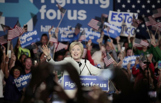 Ứng viên đảng Dân chủ Hillary Clinton trong cuộc gặp mặt cử tri tại bang Florida hôm 1-3 Ảnh: REUTERS