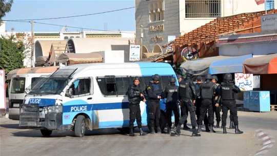 
An ninh được tăng cường ở thị trấn Ben Gardane - Tunisia sau vụ tấn công Ảnh: AP
