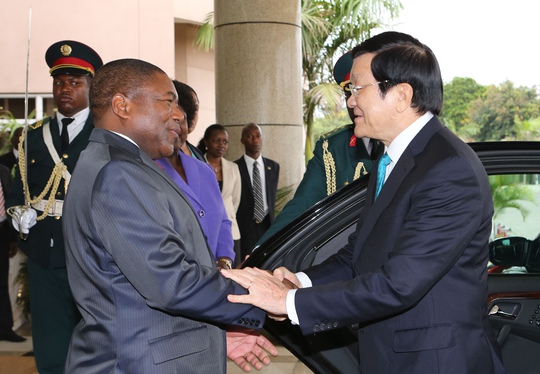Tổng thống Cộng hoà Mozambique Filipe Jacinto Nyusi đón Chủ tịch nước Trương Tấn Sang Ảnh: TTXVN