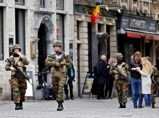 Binh lính Bỉ tuần tra sau vụ tấn công ở BrusselsẢnh: REUTERS