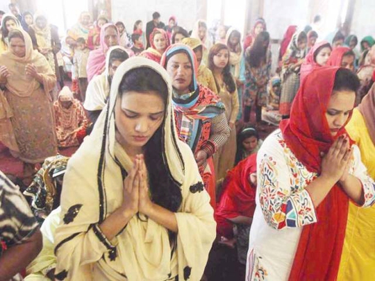Người dân Pakistan cầu nguyện cho các nạn nhân ở nhà thờ Don Bosco Ảnh: Express