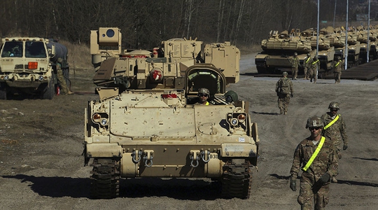 Đoàn xe tăng M1 Abrams của Mỹ tham gia một cuộc tập trận ở Ba LanẢnh: REUTERS