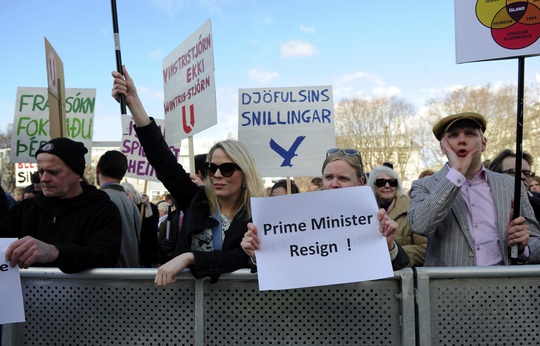 Người dân biểu tình đòi Thủ tướng Iceland Sigmundur Gunnlaugsson từ chức hôm 4-4 sau khi ông cùng vợ bị nêu tên trong Hồ sơ Panama Ảnh: Reuters