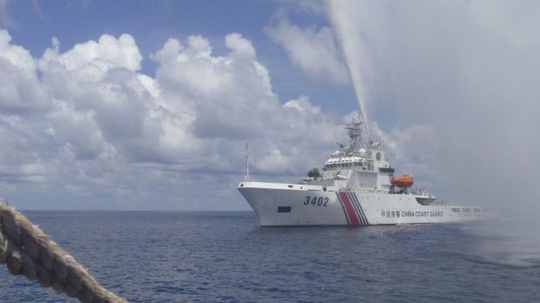 Tàu tuần duyên Trung Quốc phun vòi rồng vào tàu cá Philippines tại bãi cạn Scarborough năm ngoái Ảnh: AP
