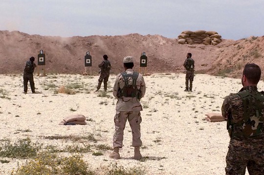 Các tay súng SDF đang huấn luyện tại một cơ sở ở miền Bắc Syria hôm 21-5Ảnh: AP