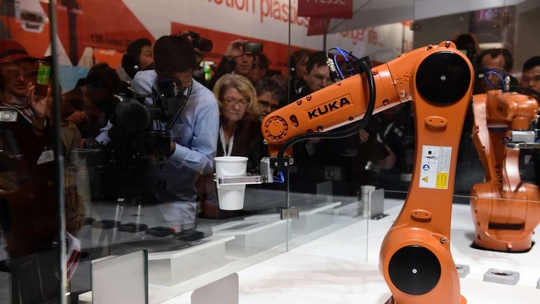 
Sản phẩm robot của Công ty Kuka trong một cuộc triển lãm. Ảnh: SCMP
