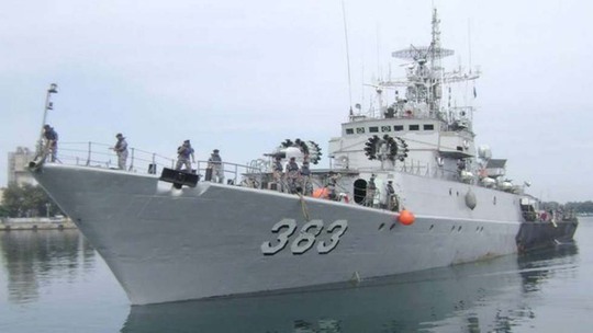 Tàu chiến KRI Imam Bonjol-383 của Indonesia vừa bắt giữ 1 tàu cá Trung Quốc hôm 17-6 Ảnh: SCMP