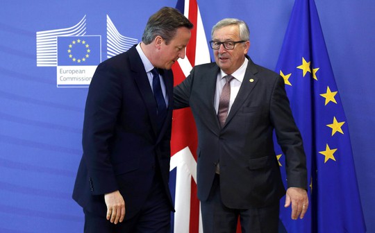 
Chủ tịch Ủy ban châu Âu Jean-Claude Juncker đón Thủ tướng Anh David Cameron (trái) tại thủ đô Brussels – Bỉ hôm 28-6 Ảnh: Reuters
