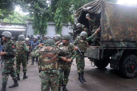 Hơn 100 binh lính vũ trang tiến hành giải cứu con tin ở BangladeshẢnh: REUTERS