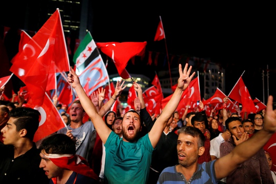 Người dân xuống đường ủng hộ Tổng thống Tayyip Erdogan ở TP Istanbul hôm 20-7 Ảnh: REUTERS