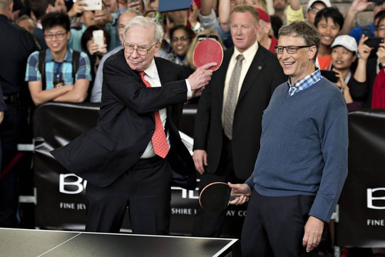 Hai tỉ phú Warren Buffett (trái) và Bill Gates cam kết hiến tặng phần lớn tài sản làm từ thiện Ảnh: BLOOMBERG NEWS