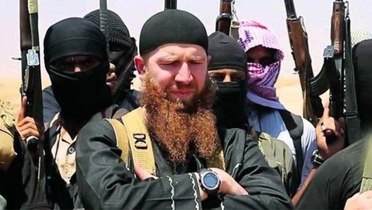 IS chưa tìm được người thay thế Omar al-Shishani (giữa)Ảnh: GAZETA