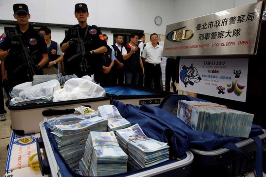 Một phần số tiền bị đánh cắp ở ATM tại Đài Loan được tìm thấyẢnh: REUTERS