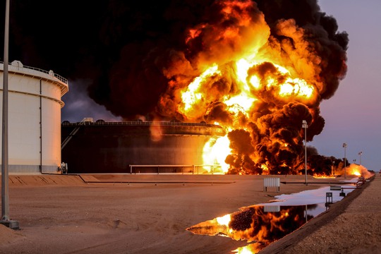 
Cảng dầu Es Sider tại Libya bị IS tấn công hồi đầu tháng 1-2016 Ảnh: REUTERS
