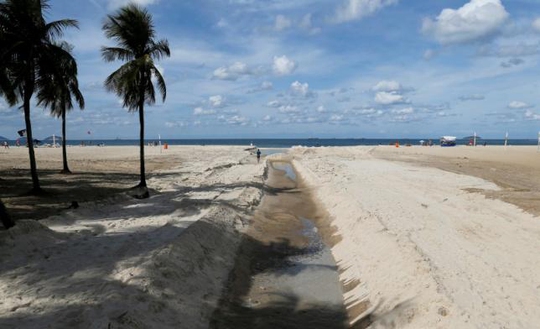 Hệ thống nước thải chảy trên bãi biển Copacabana ở TP Rio de Janeiro Ảnh: REUTERS