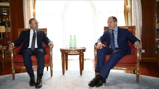 Ngoại trưởng Nga Sergei Lavrov tiếp ngưởi đồng cấp Thổ Nhĩ Kỳ Mevlut Cavusoglu (trái) tại TP Sochi hôm 1-7 Ảnh: Anadolu Agency