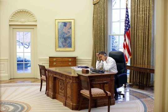 
Tổng thống Mỹ Barack Obama làm việc tại bàn Resolute. Ảnh: Whitehouse.gov

