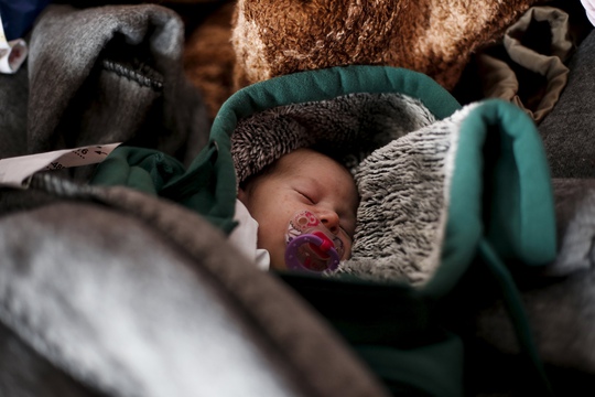 
Đứa bé mới sinh 10 ngày tuổi ở biên giới Hy Lạp - Macedonian Ảnh: REUTERS
