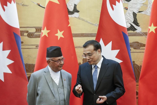 Thủ tướng Trung Quốc Lý Khắc Cường (phải) tiếp người đồng cấp Nepal Khadga Prasad Sharma Oli tại thủ đô Bắc Kinh hôm 21-3 Ảnh: Reuters