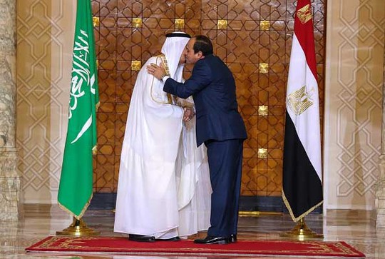Quốc vương Ả Rập Saudi và tổng thống Ai Cập thể hiện tình cảm tại Cairo hồi đầu tháng 4 Ảnh: ALAMY