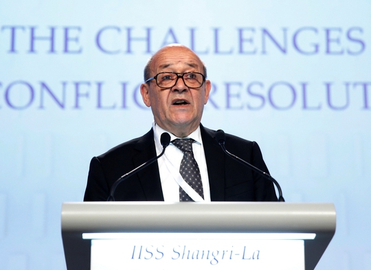 Bộ trưởng Quốc phòng Pháp Jean-Yves Le Drian phát biểu tại Đối thoại Shangri-La hôm 5-6 Ảnh: Reuters