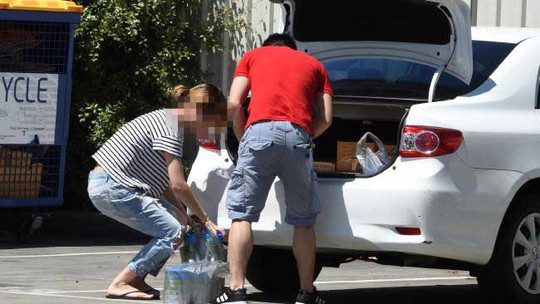 Người Trung Quốc mua và chất sữa bột lên xe ở TP Melbourne - ÚcẢnh: NEWS.COM.AU