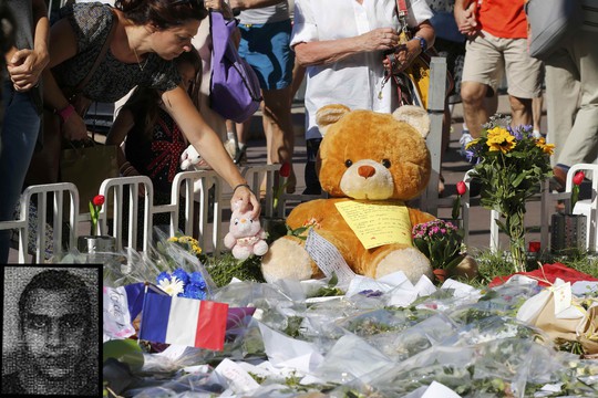 Tưởng niệm các nạn nhân xấu số tại Nice - Pháp hôm 16-7 Ảnh: REUTERS Nghi phạm Mohamed Lahouaiej Bouhlel (ảnh nhỏ) Ảnh: RTE