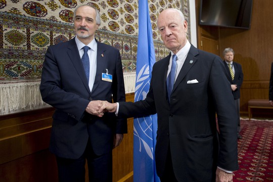 Đặc phái viên Liên Hiệp Quốc về Syria Staffan de Mistura gặp Đại sứ Syria tại Liên Hiệp Quốc Bashar Jaafari (trái) ngày 29-1Ảnh: REUTERS