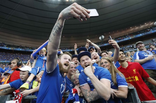 Gunnarsson chụp ảnh với CĐV Iceland sau chiến thắng 2-1 trước Áo rạng sáng 23-6Ảnh: REUTERS