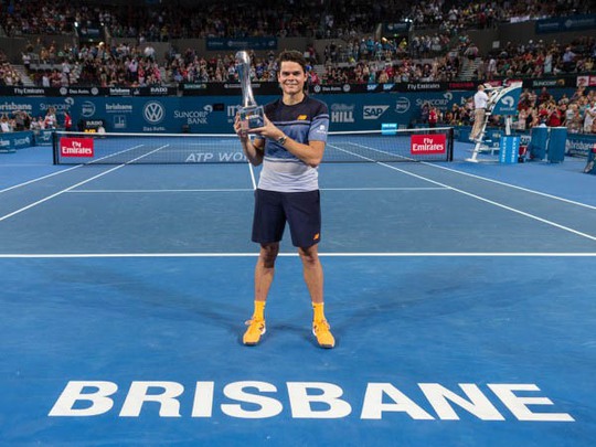 Raonic với cúp vô địch nam Giải Brisbane Ảnh: BTC