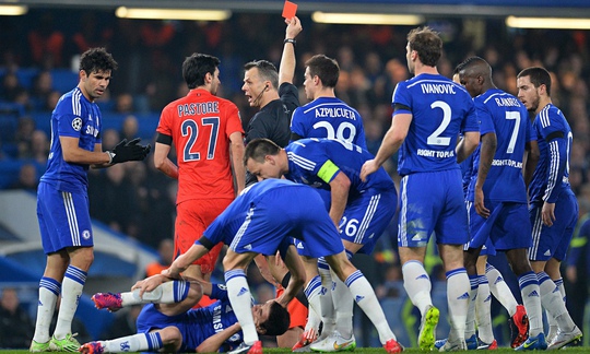Những cuộc chạm trán giữa Chelsea và PSG luôn rất căng thẳng, thậm chí có thẻ đỏ vào năm 2015Ảnh: REUTERS