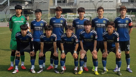 Xuân Trường (đứng cạnh thủ môn) trong đội hình chính của Incheon chiều 5-4.Ảnh: INCheon United FaceBook