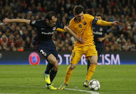 Messi (phải) ở lượt đi bị các hậu vệ Atletico bám rất sátẢnh: REUTERS