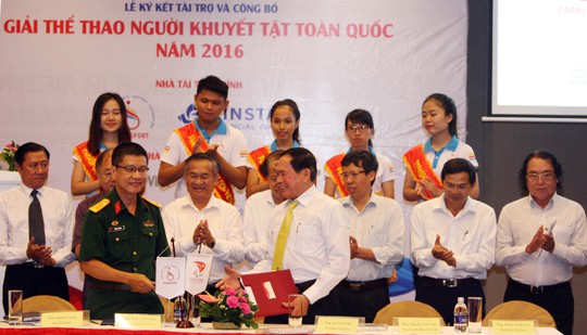 Thượng tá Huỳnh Việt Dũng (trái), Viện trưởng Viện Vật lý Y sinh học thuộc Bộ Quốc phòng, trong lễ ký kết tài trợ