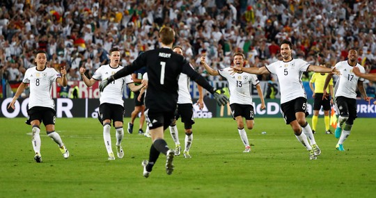 Niềm vui chiến thắng của Đức luôn có hình bóng của thủ môn hay nhất thế giới hiện nay Manuel Neuer Ảnh: Reuters